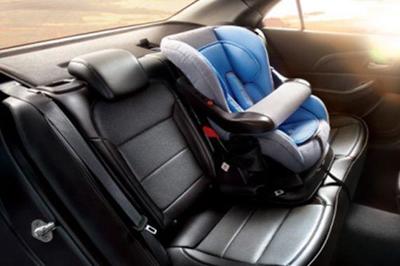 路口惊魂 两车相撞后备箱飞出孩童，儿童安全座椅为何成救命稻草？